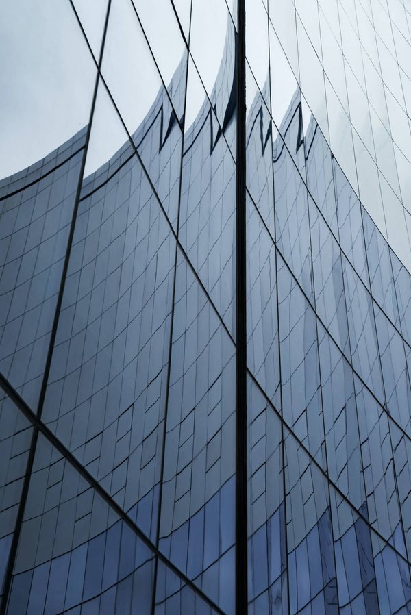 Quels sont les divers types de verres utilisés dans le domaine de la construction ?